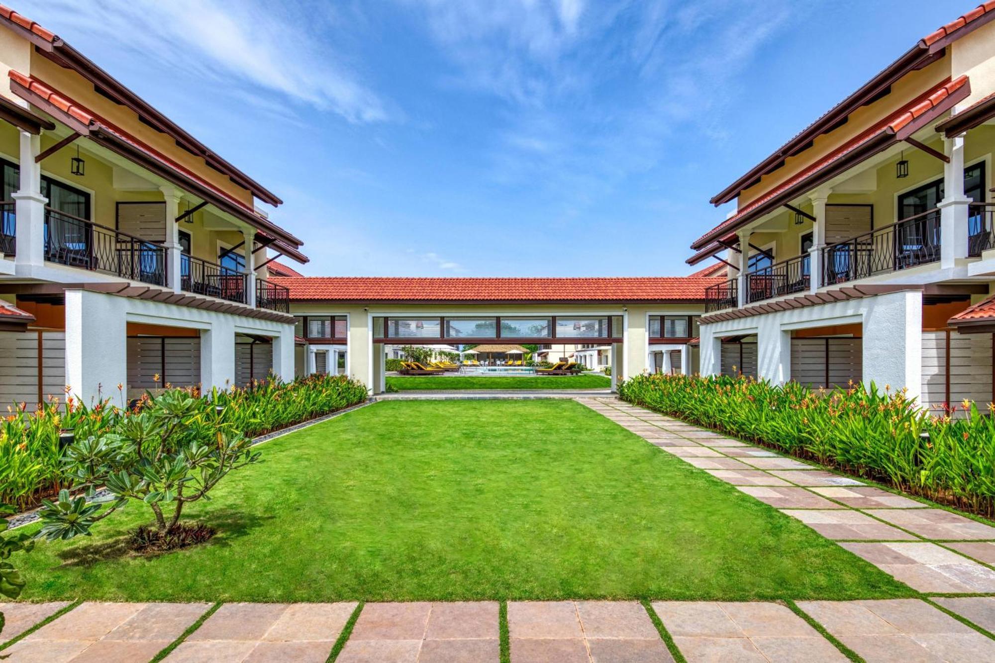 Отель Fairfield By Marriott Goa Бенаулим Экстерьер фото