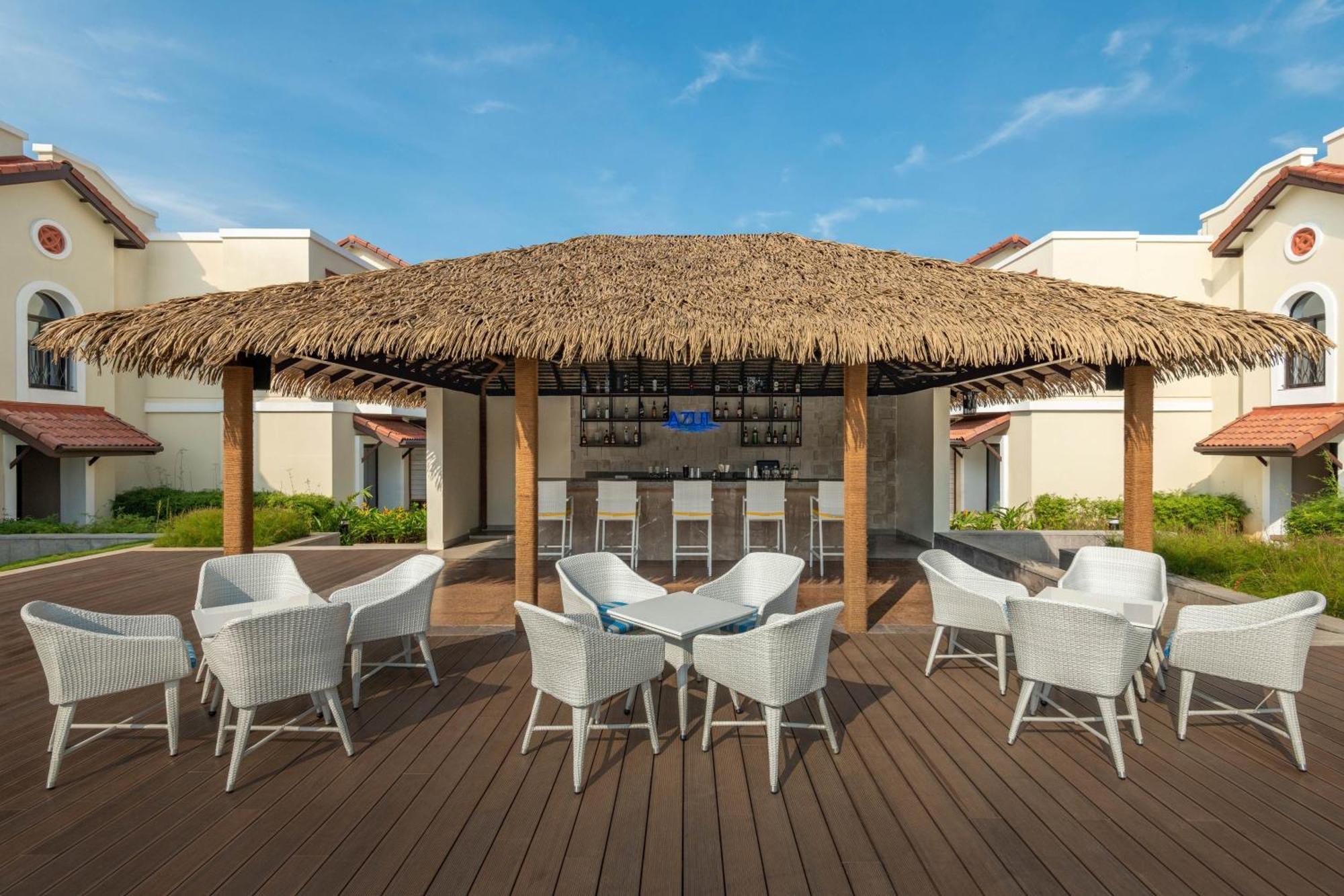 Отель Fairfield By Marriott Goa Бенаулим Экстерьер фото