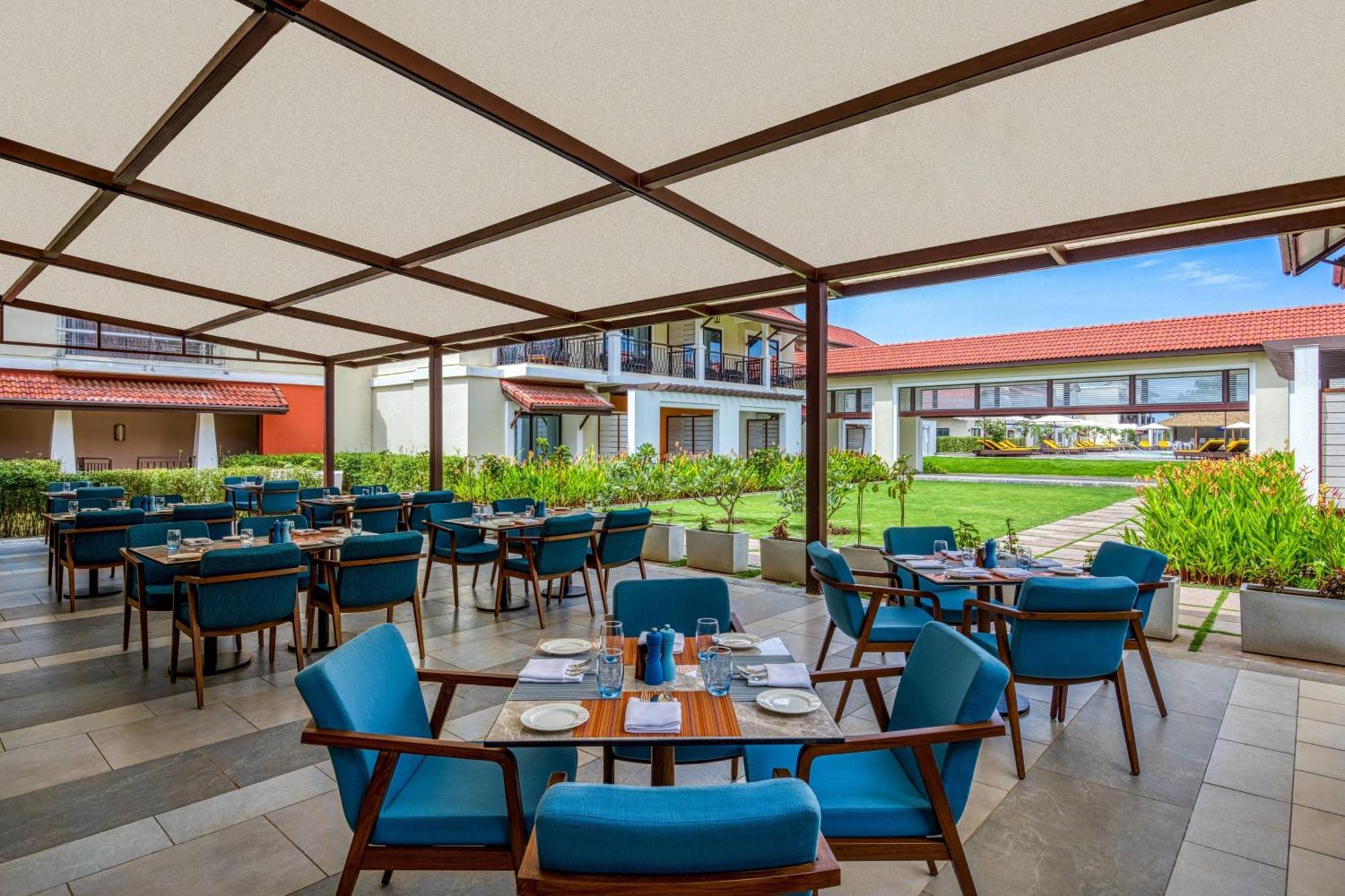 Отель Fairfield By Marriott Goa Бенаулим Экстерьер фото