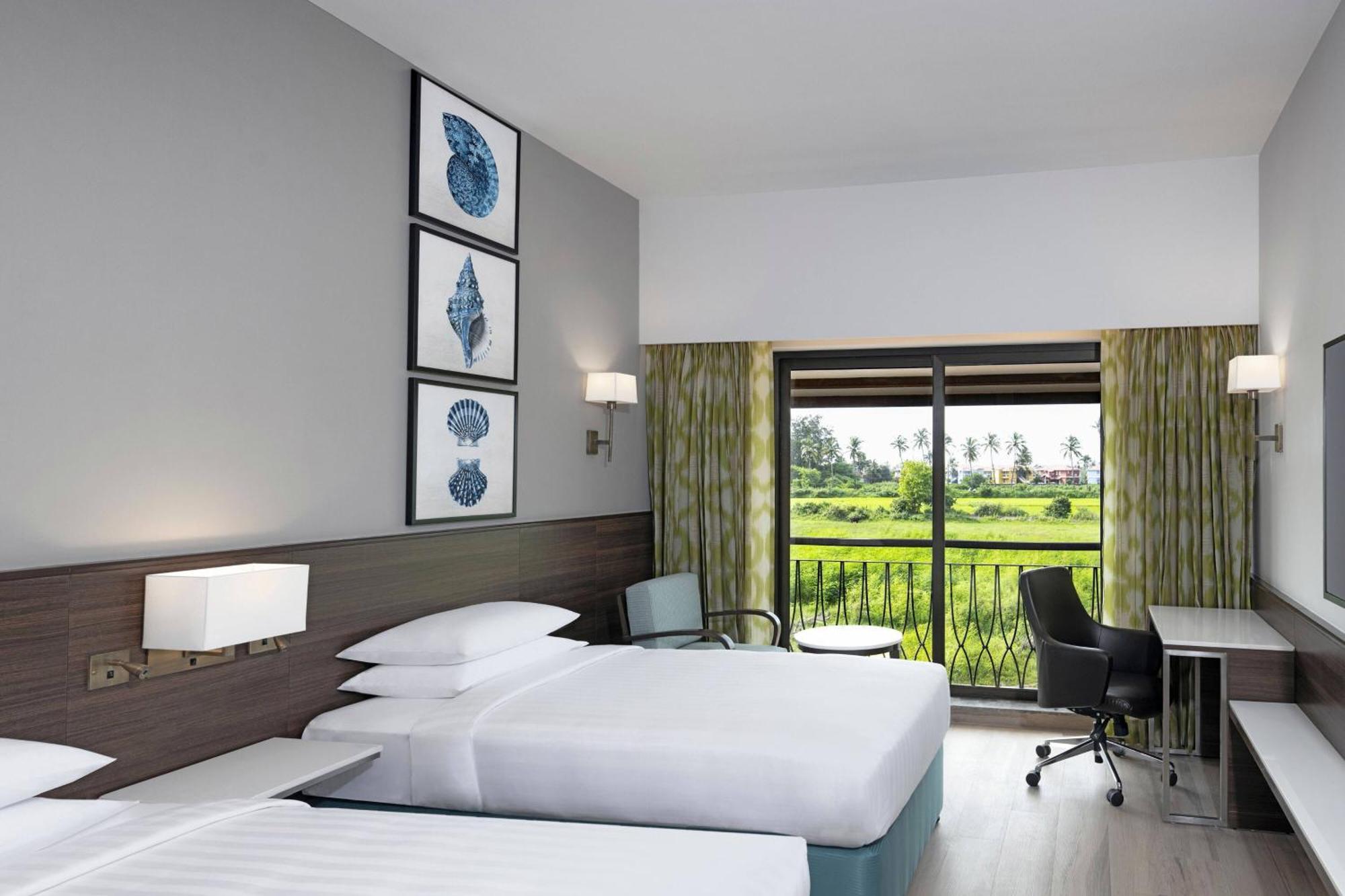 Отель Fairfield By Marriott Goa Бенаулим Экстерьер фото