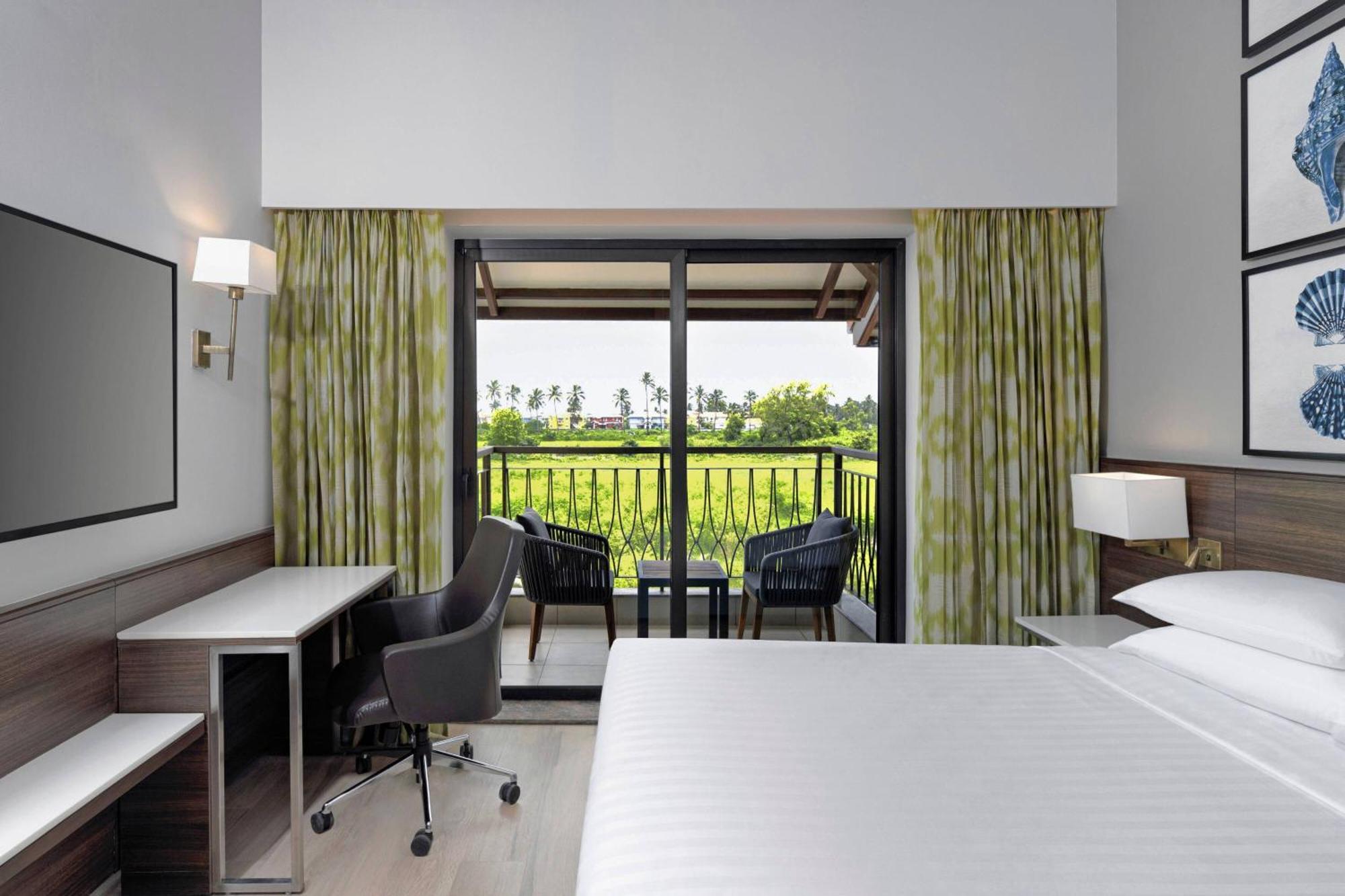 Отель Fairfield By Marriott Goa Бенаулим Экстерьер фото