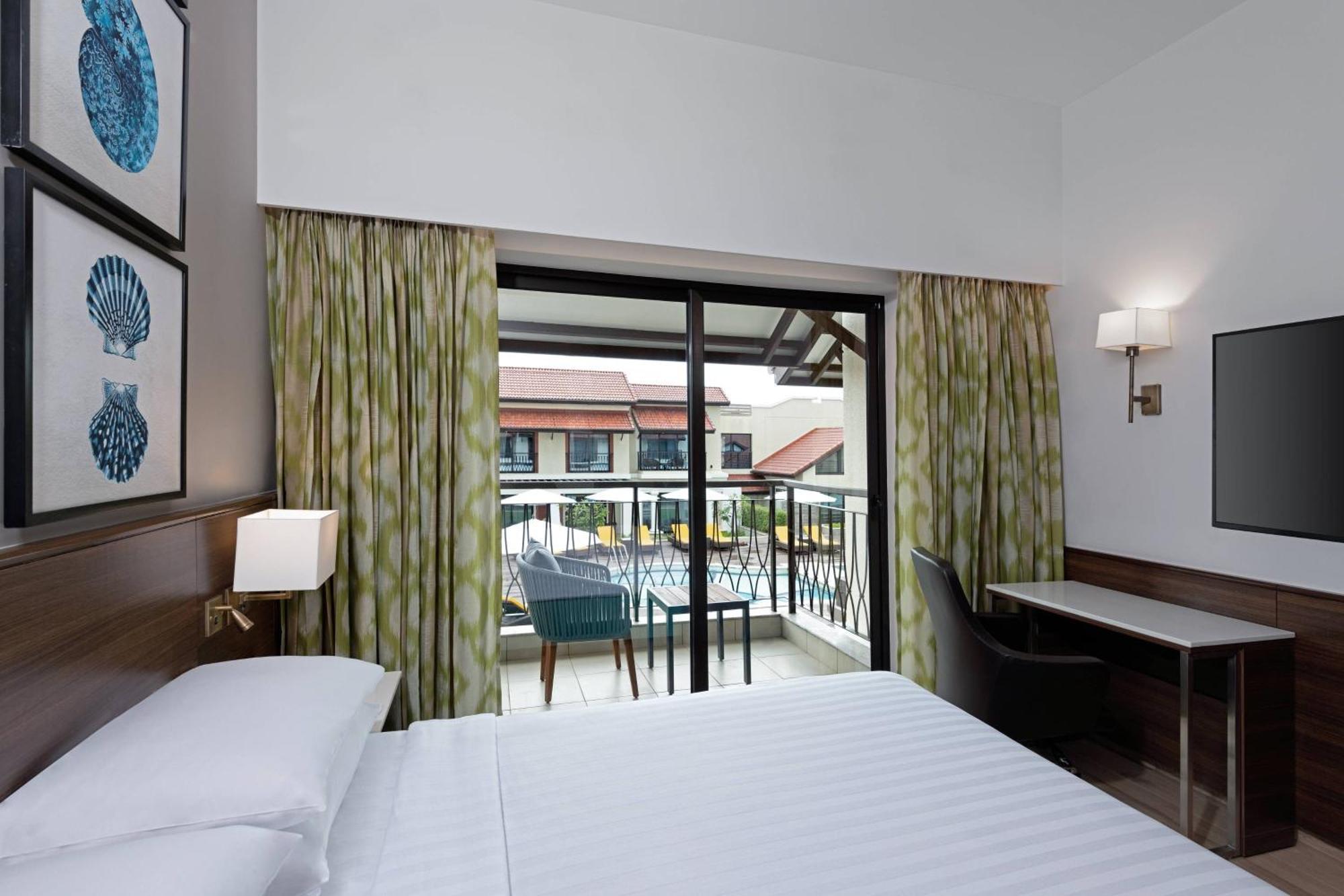 Отель Fairfield By Marriott Goa Бенаулим Экстерьер фото