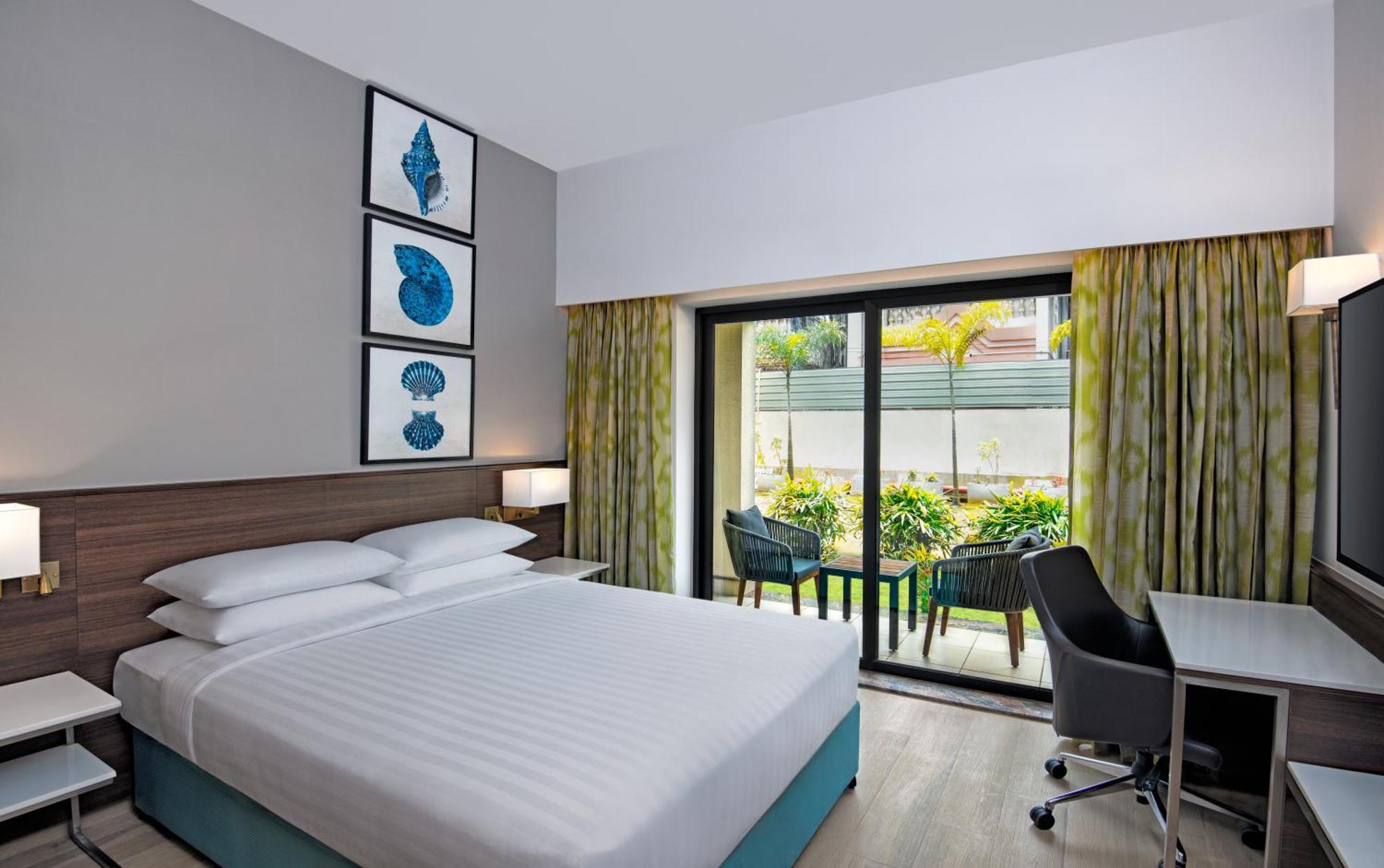 Отель Fairfield By Marriott Goa Бенаулим Экстерьер фото