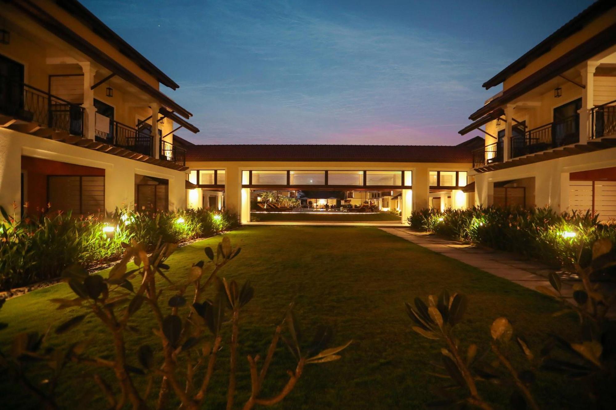 Отель Fairfield By Marriott Goa Бенаулим Экстерьер фото