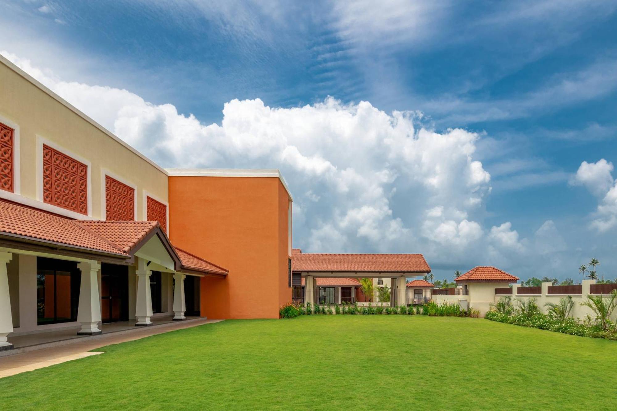 Отель Fairfield By Marriott Goa Бенаулим Экстерьер фото