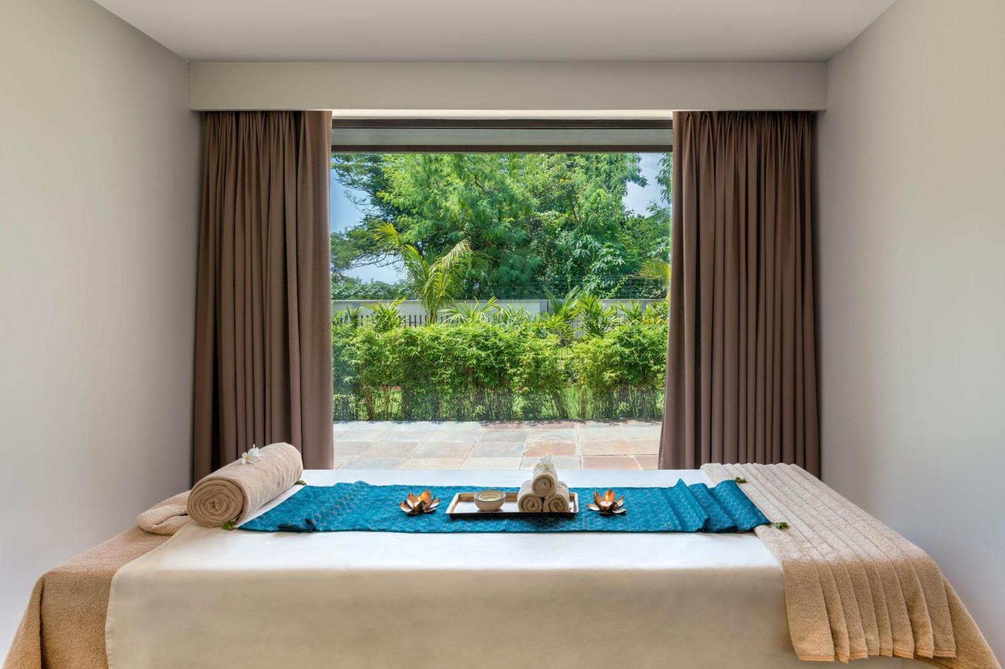 Отель Fairfield By Marriott Goa Бенаулим Экстерьер фото
