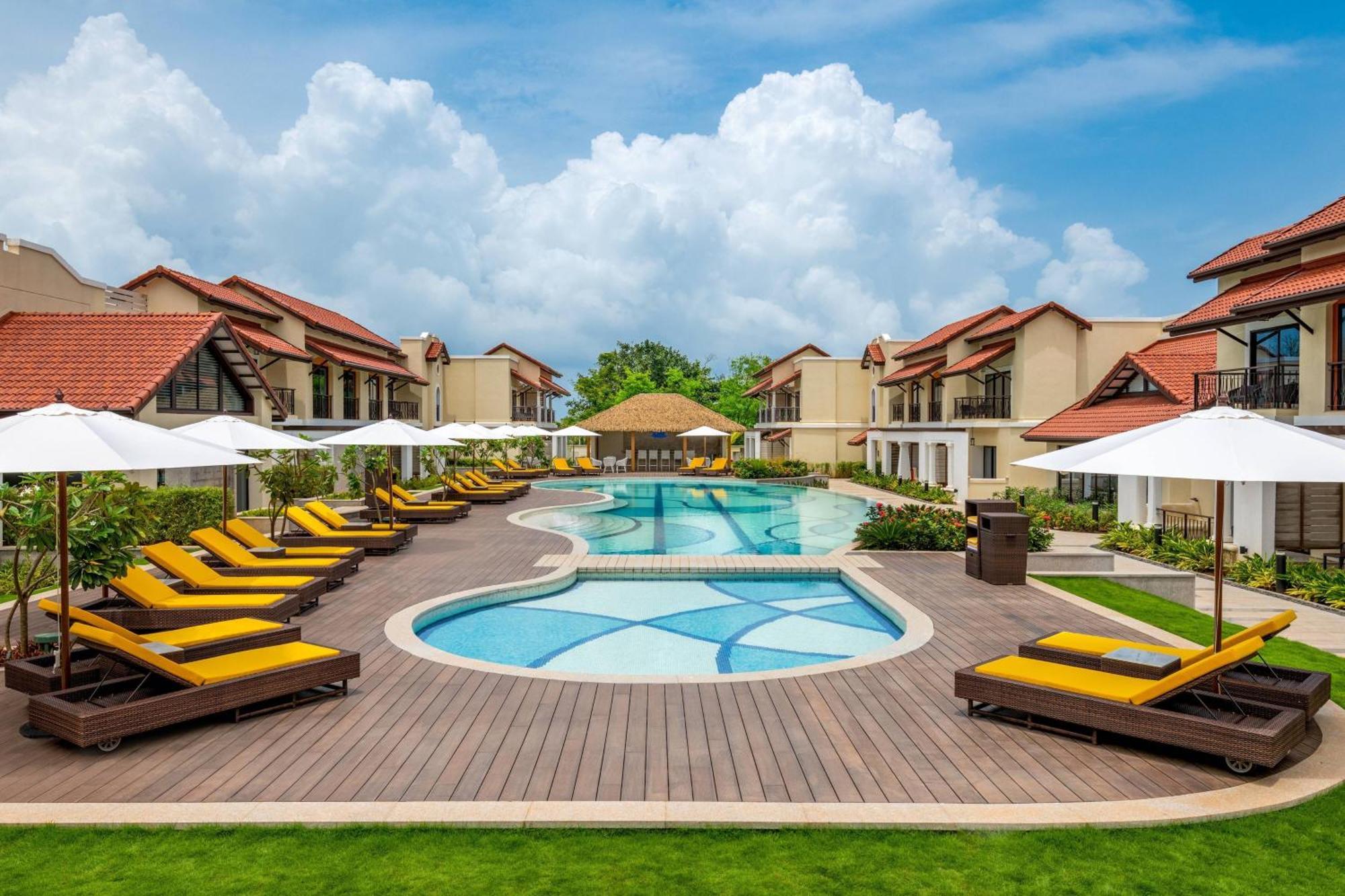 Отель Fairfield By Marriott Goa Бенаулим Экстерьер фото